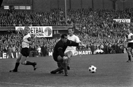 DWS tegen Feyenoord 2-0, spelmomenten, nummer 28 Hans Kraay met geblesseerde dui, Bestanddeelnr 918-2617