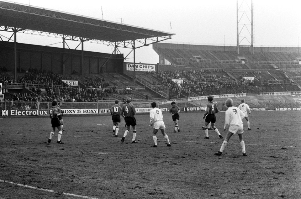 DWS tegen Telstar 3-0. Nuninga (rechts) heeft gescoord, Bestanddeelnr 923-3277