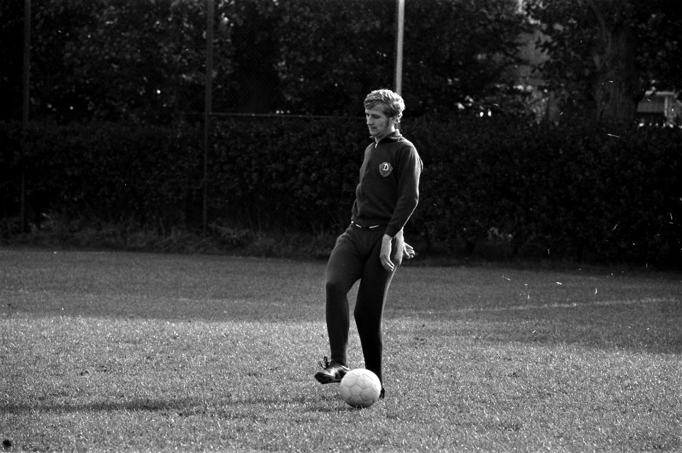 Dynamo Dresden traint op Ajax veld Amsterdam, Bestanddeelnr 924-9307