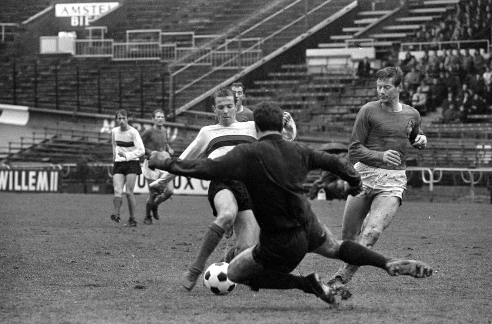 DWS tegen Telstar 1-0, Nieuwenhuis (DWS) breekt door, keeper Stuy weet bal te pa, Bestanddeelnr 920-1863