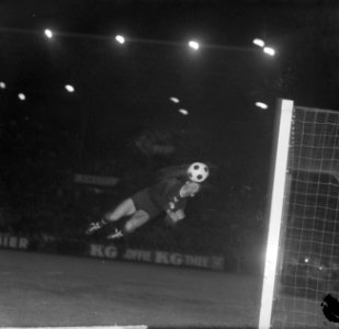 DWS tegen Vasas 1-1, keeper Vasas slaat bal corner, Bestanddeelnr 917-4693