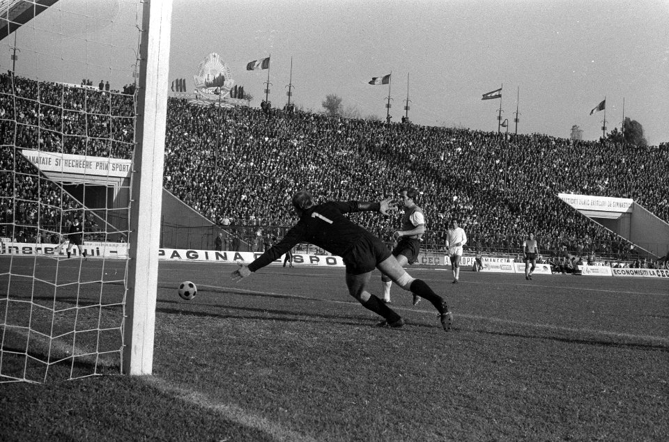 Dynamo Boekarest tegen Feyenoord 0-3, Europa Cup I , doelpunt van Maiwald, Bestanddeelnr 925-0611