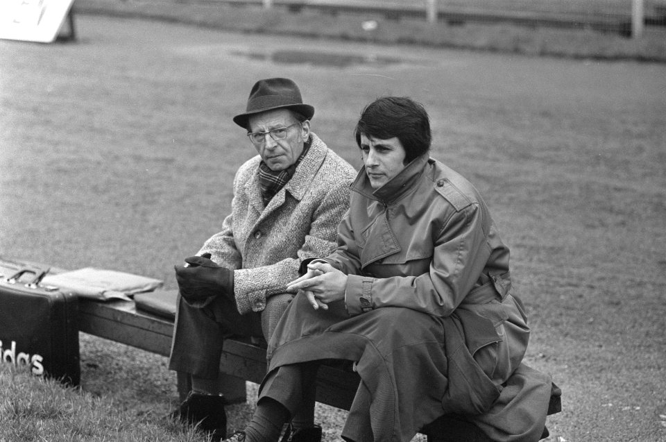 DWS tegen Sparta 1-2, nr 3a, 4a Sparta-trainer Leo Steegman (rechts), Bestanddeelnr 925-5322