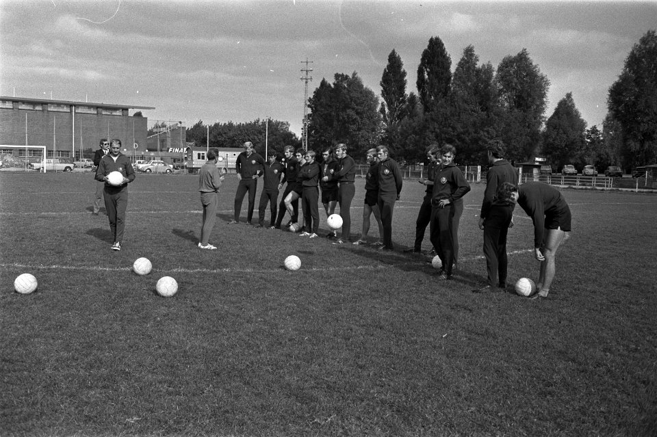 Dynamo Dresden traint op Ajax veld Amsterdam, Bestanddeelnr 924-9300