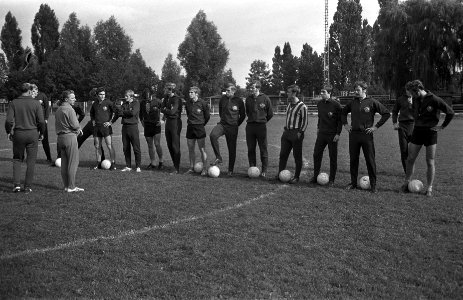 Dynamo Dresden traint op Ajax veld Amsterdam, Bestanddeelnr 924-9298