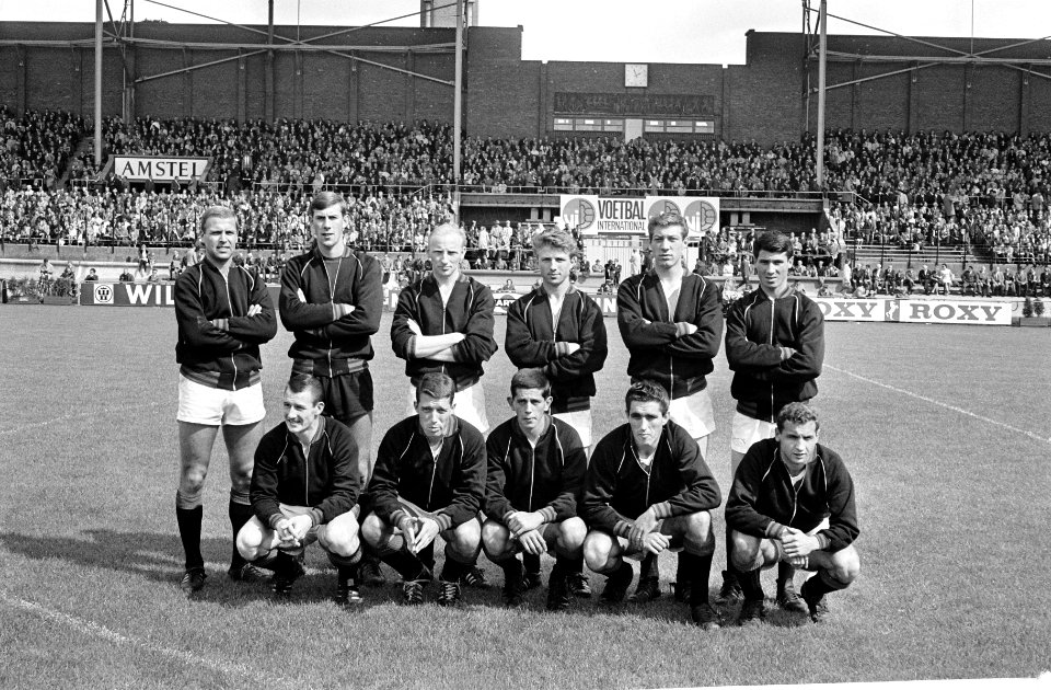 DWS-ADO 2-1, Elftal ADO, staand v.l.n.r. Han Aardse , Ton Thie , Theo v.d. Burch, Bestanddeelnr 918-1188