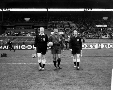 DWS tegen PSV 1-2 J Dijkema (grensrechter), Leo Horn (scheidsrechter), D Pete, Bestanddeelnr 915-5519