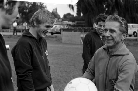 Dynamo Dresden traint op Ajax veld Amsterdam, Bestanddeelnr 924-9302