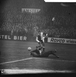 DWS tegen Feyenoord 2-0, Keeper Jongbloed van DWS werpt zich op bal voor de aans, Bestanddeelnr 915-9057