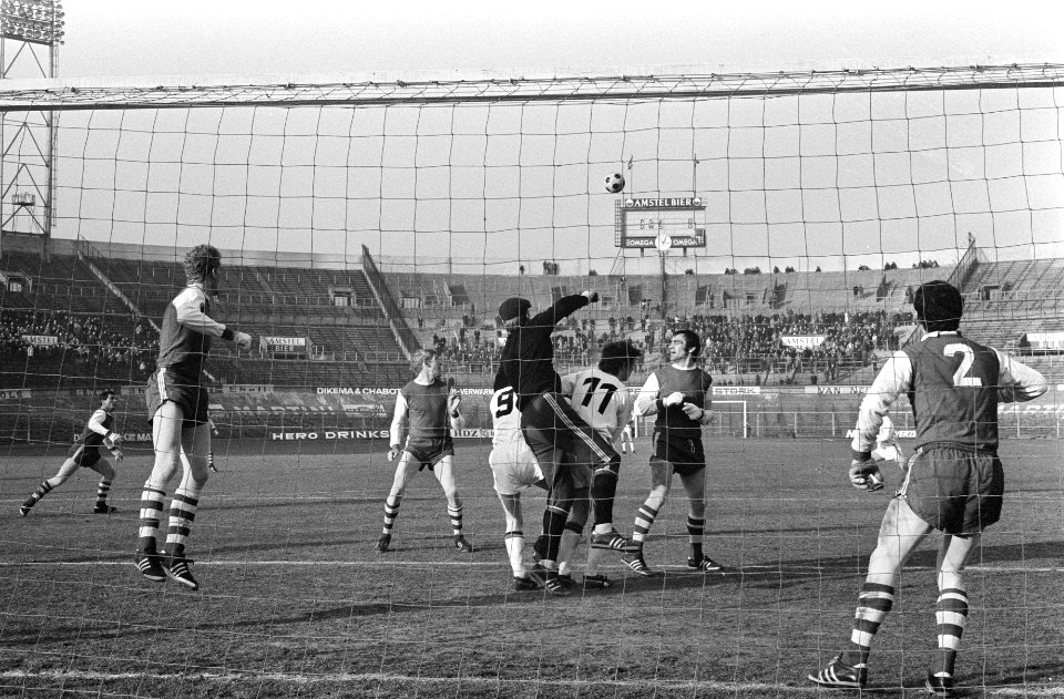 DWS tegen PSV 0-0. Duel in PSV-doel na een corner, Bestanddeelnr 923-2074