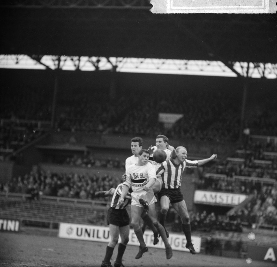 DWS tegen PSV 1-1, vechtend om de bal voorop links Roode daarnaast Wiersma, bove, Bestanddeelnr 917-4079
