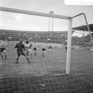 DWS tegen PSV 1-2 Geurtsen probeert bal in doel te slaan, Bestanddeelnr 922-0659
