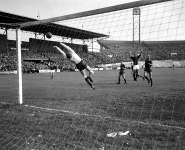 DWS tegen PSV 1-2 Het enige doelpunt van DWS Verschoof (DWS), keeper Bals en Ke, Bestanddeelnr 915-5514