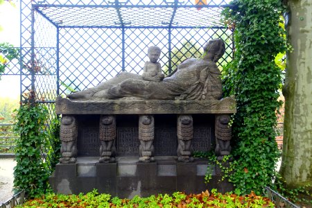 Dying mother and child - Platanenhain - Mathildenhöhe - Darmstadt, Germany - DSC01596