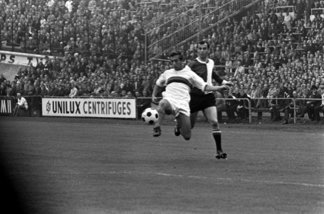 DWS tegen Feyenoord 2-0, Frits Flinkevleugel in duel met Coen Moulijn, Bestanddeelnr 918-2608