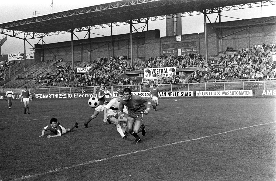 DWS tegen MVV 0-1. Keeper Korver achter bal aan, links Herben tweede van rechts , Bestanddeelnr 922-8634