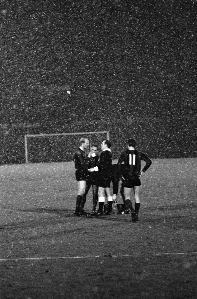 DWS tegen PSV 2-4, nummer 11 en 12 Kruiver bij scheidsrechter, Bestanddeelnr 919-9438