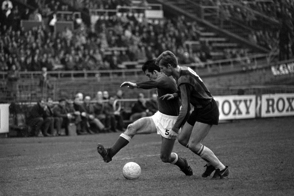 DWS tegen MVV 0-0. Duel tussen van den Berg (DWS) en Brasse (links), Bestanddeelnr 920-8973