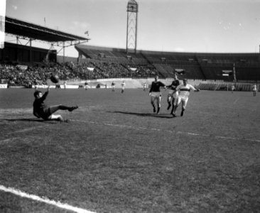 DWS tegen MVV 4-1, Geurtsen (DWS) geheel rechts maakt derde doelpunt geheel link, Bestanddeelnr 917-6408