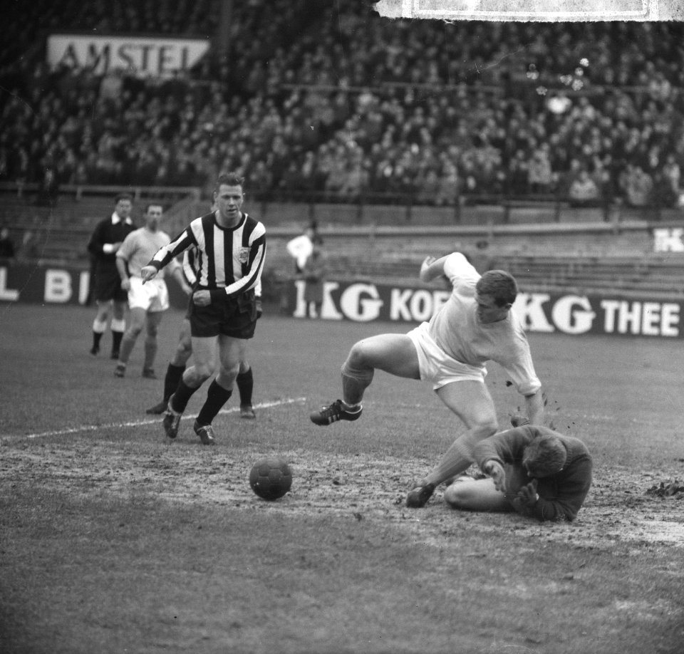 DWS tegen Heracles 5-0, Frans Geurtsen in duel met keeper Hentenaar, Westra komt, Bestanddeelnr 917-2613