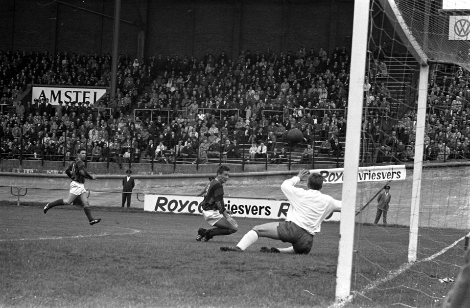 DWS tegen Heracles 2-1 Duel Geurtsen (DWS) en keeper Hentenaar, Bestanddeelnr 915-4760