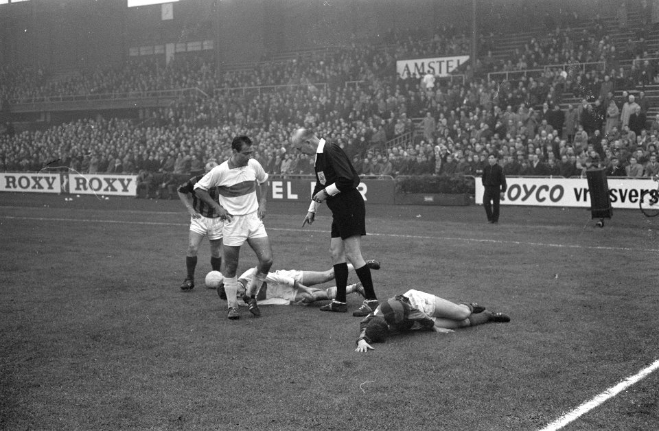 DWS tegen SHS 1-0, voorgrond Hollander (DWS), daarachter Valkenhoff (SHS), Bestanddeelnr 914-5404