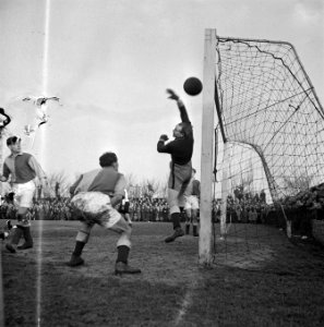 DWS tegen Feyenoord 1-1. Voor het doel van DWS, Bestanddeelnr 902-5567