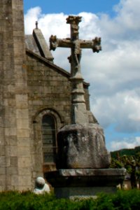Dun-les-Places (Nièvre) Croix monumentale devant l'église