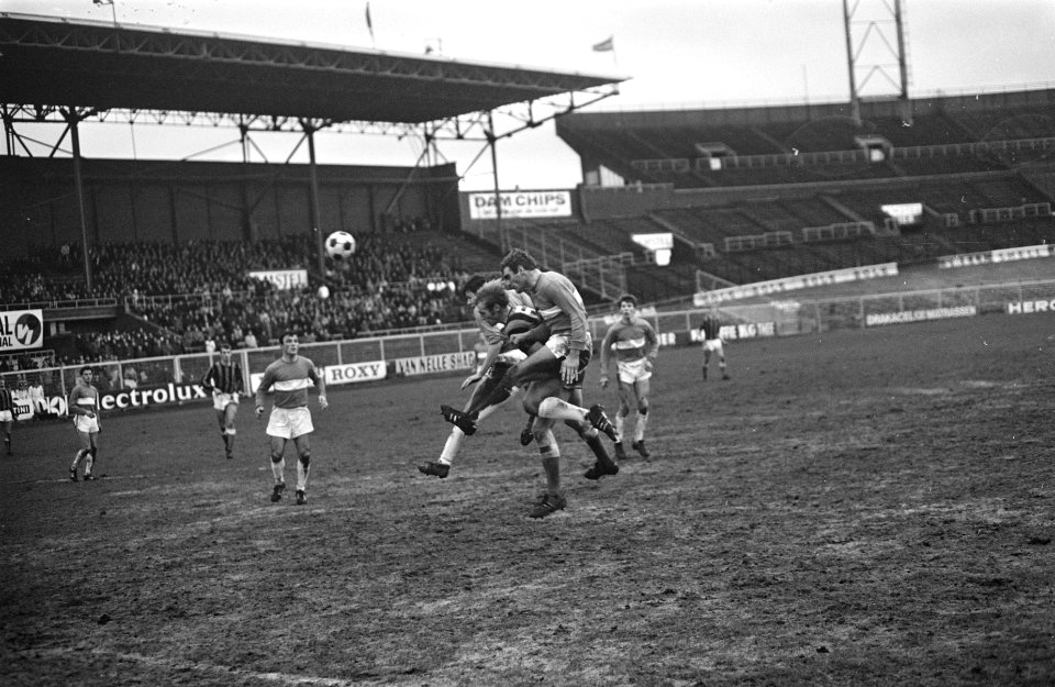 DWS tegen Holland Sport 2-1 Dijkstra (DWS) in duel met Holland Sport verdediging, Bestanddeelnr 921-9656