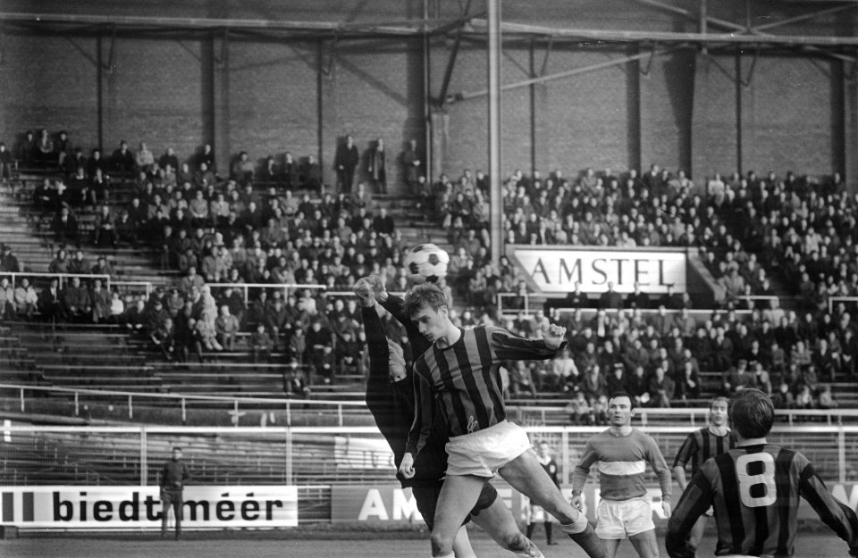 DWS tegen Holland Sport 2-1 Rensenbrink in duel met doelman Vianen (Holland Spor, Bestanddeelnr 921-9655
