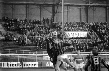 DWS tegen Holland Sport 2-1 Rensenbrink in duel met doelman Vianen (Holland Spor, Bestanddeelnr 921-9655