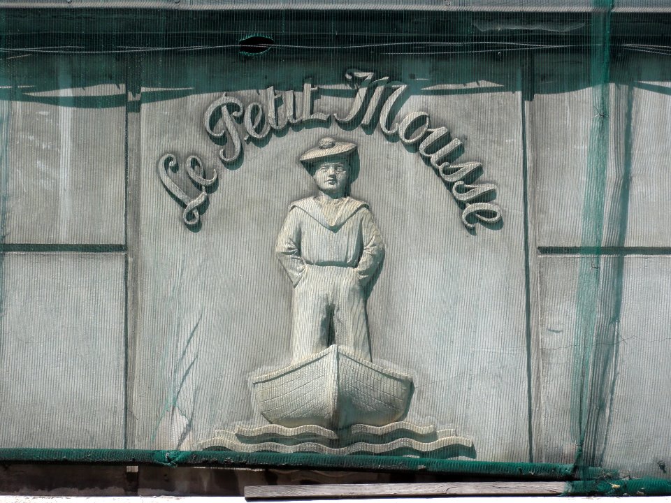 Dunkerque (Nord) dessus de porte 'Le Petit Mousse'