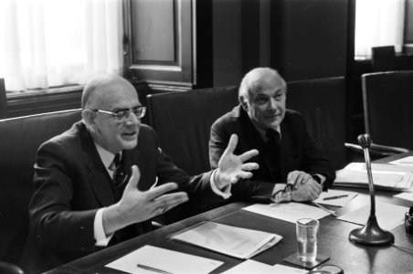 Den Uyl en De Gaay Fortman spreken in Eerste Kamer De Gaay Fortman (l) spreken, Bestanddeelnr 927-7435
