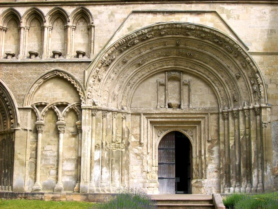 Dunstable Priory, west front 2