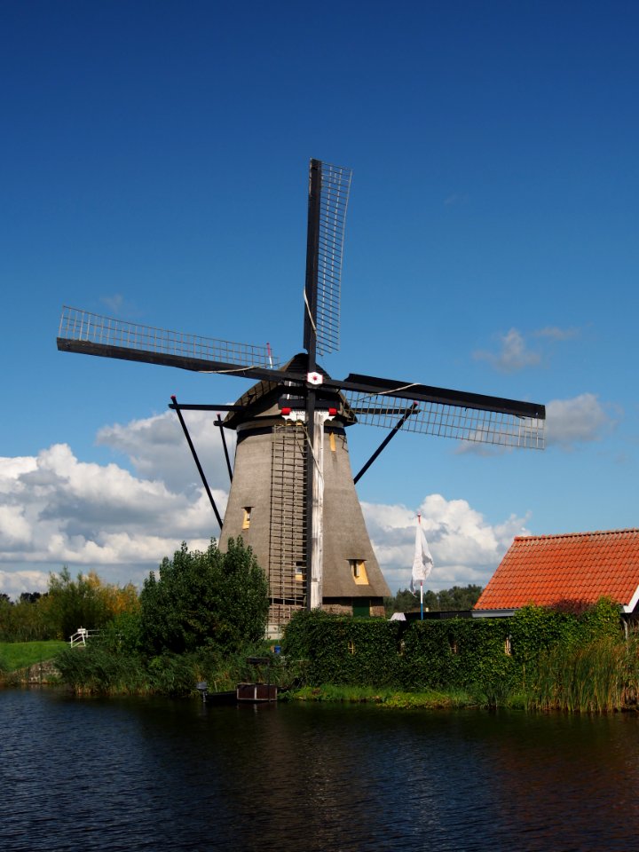 Dutch windmill at Kinderdijk pic 3