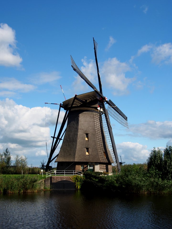 Dutch windmill at Kinderdijk pic 1