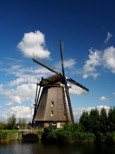Dutch windmill at Kinderdijk pic 2
