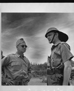 Dutch West Indies manoeuvres on Curacao Dutch and American officers conferring, Bestanddeelnr 935-1404