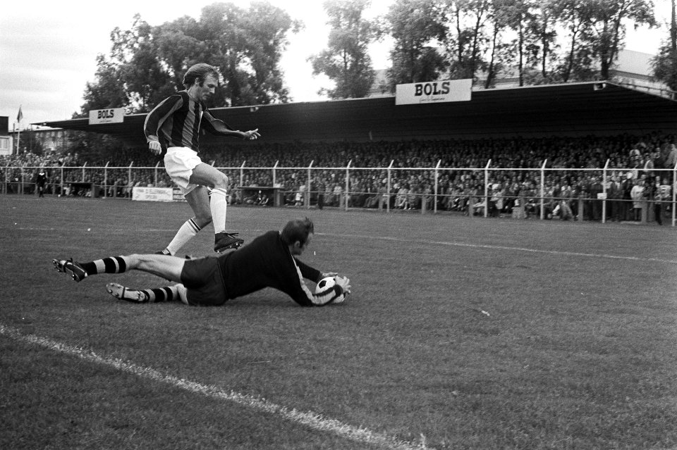 DWS tegen Vitesse 1-0, keeper Bals (Vitesse) in actie (op rug), Bestanddeelnr 924-8193