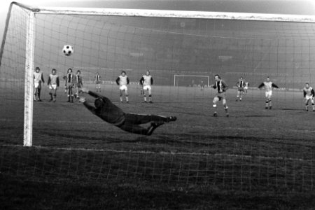 DWS tegen Vitesse 1-0, KNVB beker, keeper Bals (op rug) in actie bij een (gemist, Bestanddeelnr 925-2905
