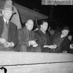 DWS tegen Vasas 1-1, op de tribune v.l.n.r. Prins Bernha minister Biesheuvel en , Bestanddeelnr 917-4697