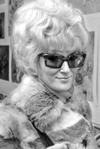 Dusty Springfield with glasses (2 to 3 crop) 1968