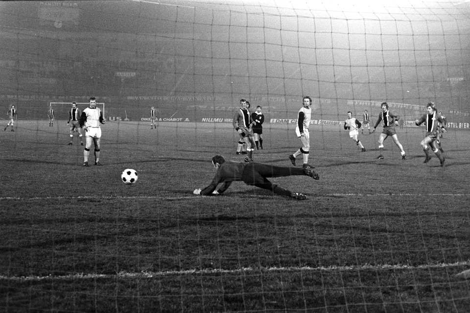 DWS tegen Vitesse 1-0, KNVB beker, keeper Gert Bals in actie, Bestanddeelnr 925-2907