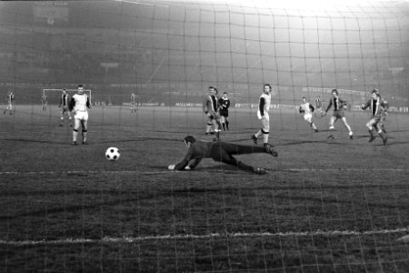 DWS tegen Vitesse 1-0, KNVB beker, keeper Gert Bals in actie, Bestanddeelnr 925-2907