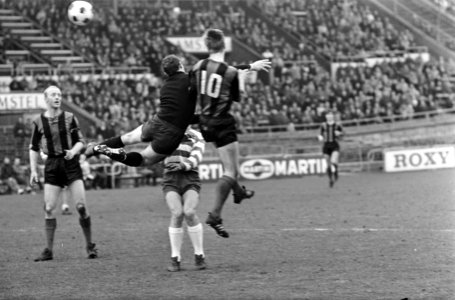 DWS tegen Xerxes 5-1, Van den Berg scoort derde goal vo DWS, bij keeper Treytel , Bestanddeelnr 920-1124