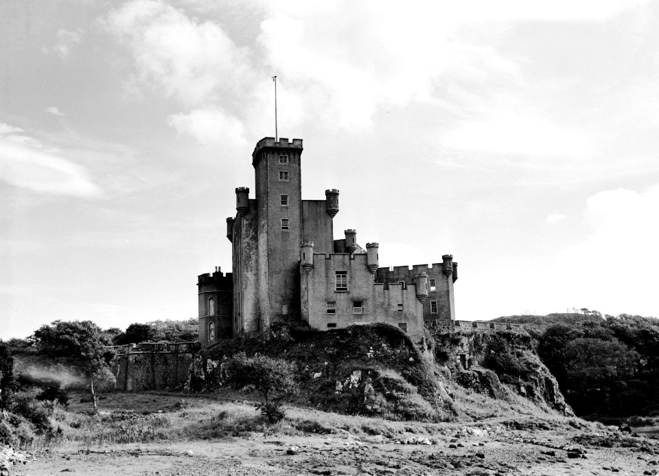 Dunvegan Castle op het eiland Skye, een veertiende eeuws kasteel dat toebehoort , Bestanddeelnr 252-0155