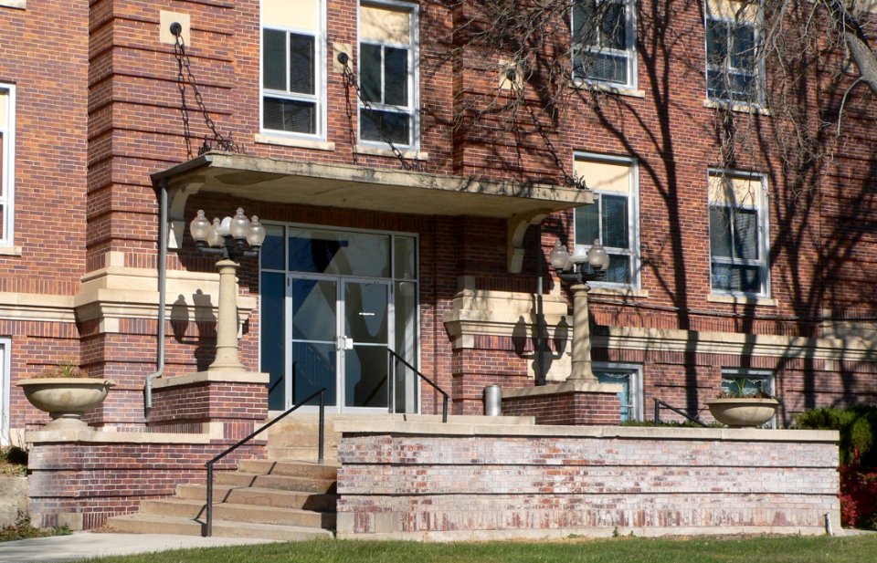 Dundy County, Nebraska courthouse S entrance 1
