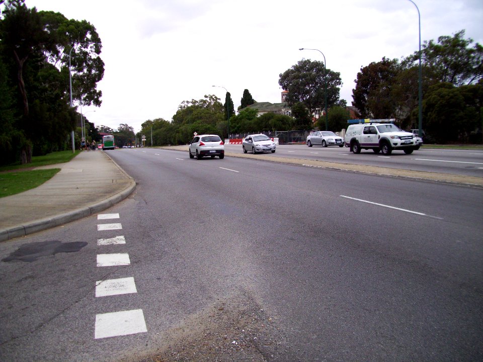E37 Stirling Hwy east of Broadway