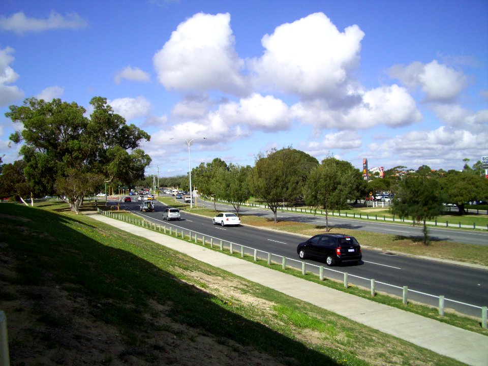 E37 Whitfords Ave near Marmion