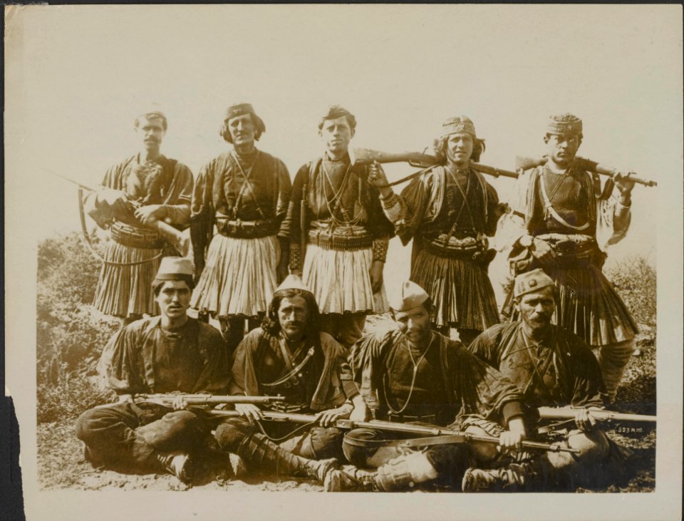 Eager to win freedom for Albania. Types of Albanian fighting as irregular troops, Bestanddeelnr 158-1766